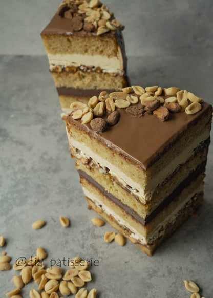 „Snickers“ įkvėptas žemės riešutų karamelės Tortas. Išsamus PDF ir vaizdo įrašo pamoka