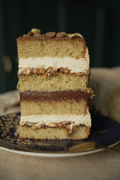 „Snickers“ įkvėptas žemės riešutų karamelės Tortas. Išsamus PDF ir vaizdo įrašo pamoka