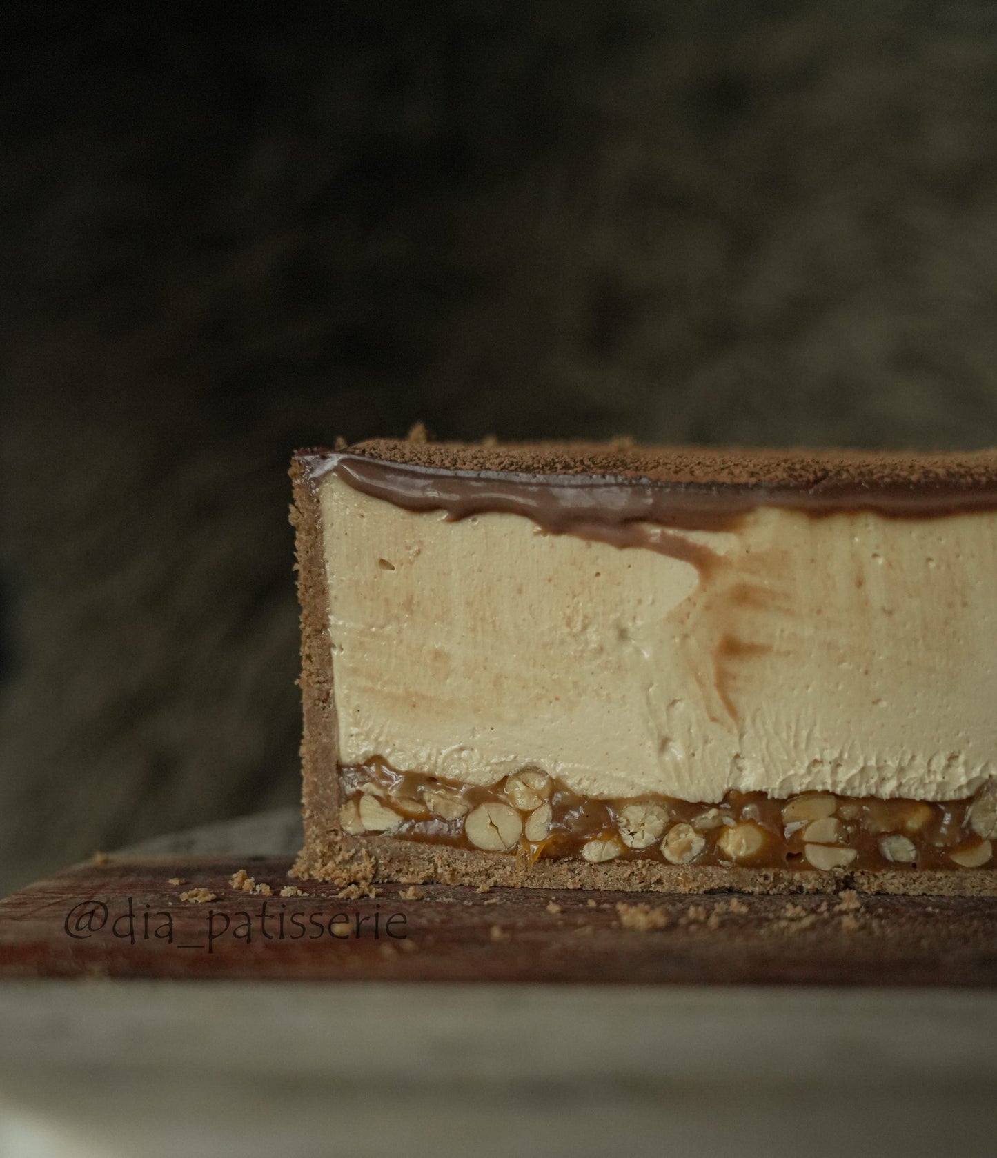 „Snickers“ įkvėptas žemės riešutų karamelės Tortas. Išsamus PDF ir vaizdo įrašo pamoka