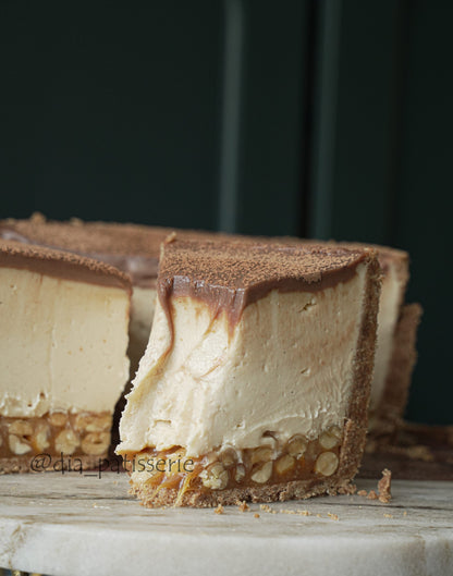 „Snickers“ įkvėptas žemės riešutų karamelės Tortas. Išsamus PDF ir vaizdo įrašo pamoka